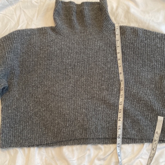 Topshop Gray Turtleneck Wide Long Sleeve Gray Ribbed Knit Crop Top Sweater - Picture 7 of 11